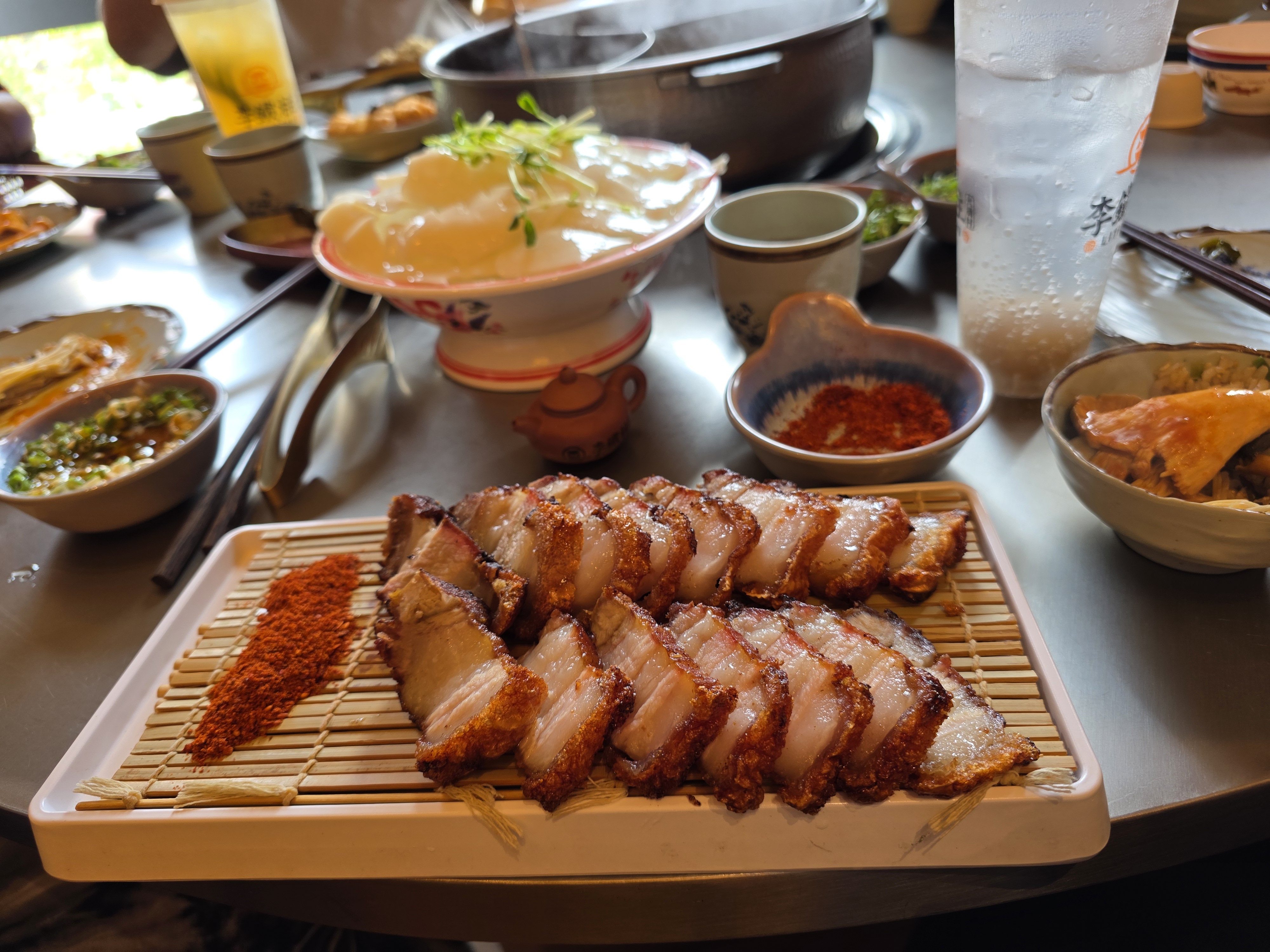 李鐵柱麻辣茶鍋竹北店切片五花肉與桌面食材