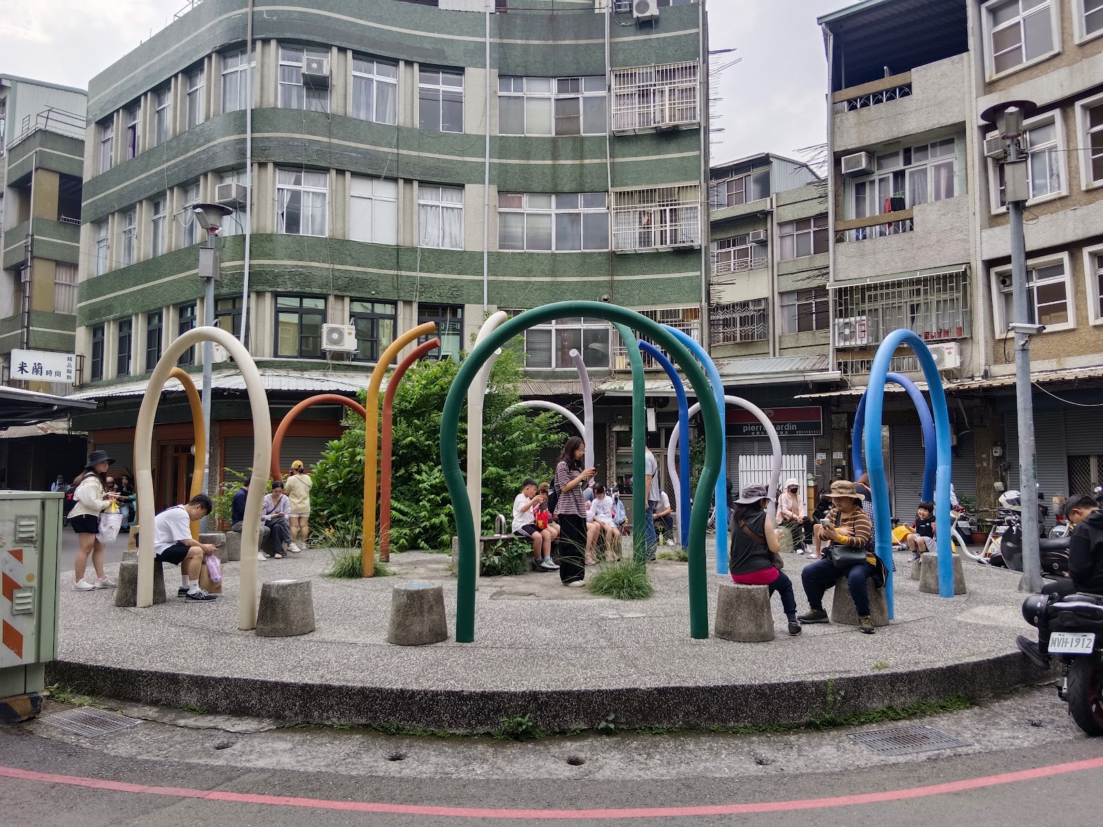 文化路夜市攤販區，各式小吃攤燈火輝煌，遊客來往穿梭