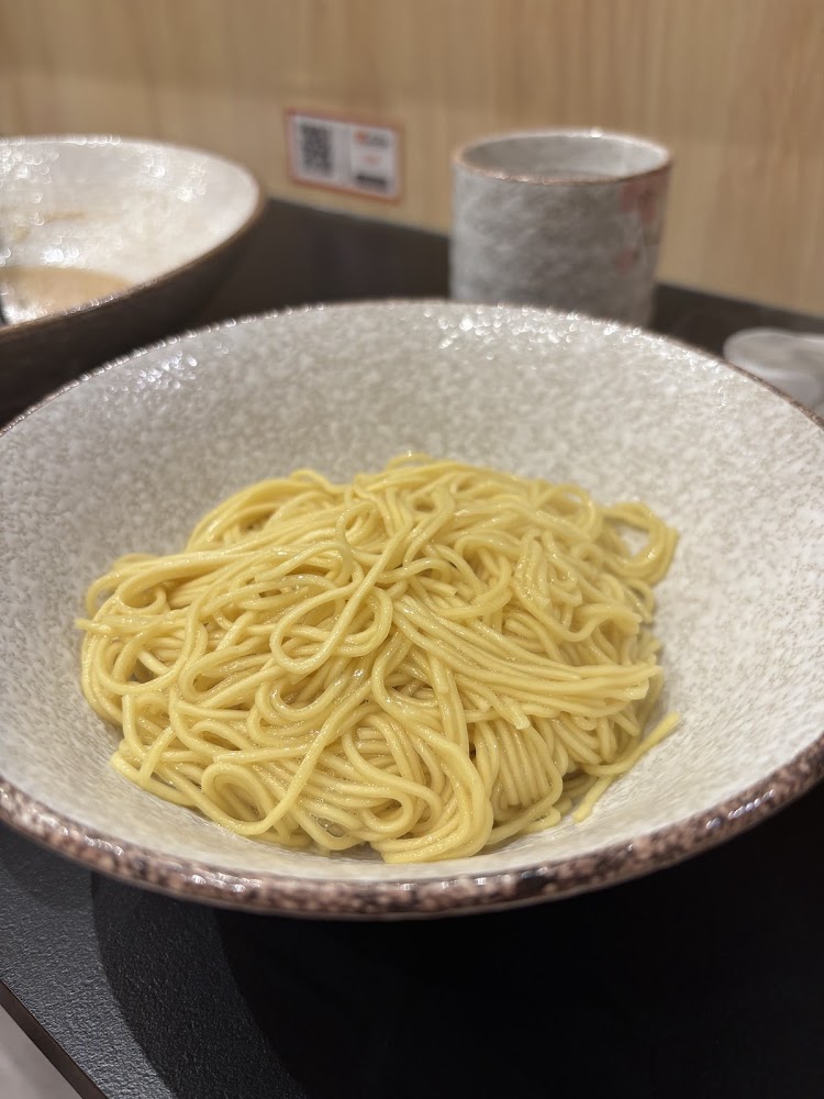 清流房日式拉麵桌上的黃色細麵碗與簡潔溫馨用餐桌面