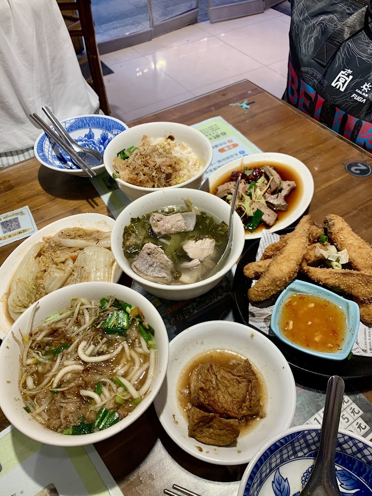 榕樹下米苔目中華路創始老店一桌台灣料理