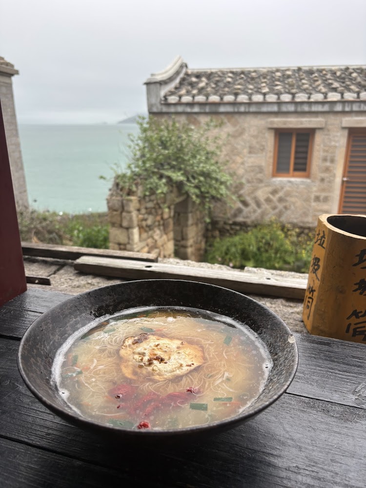 湯麵與石屋海景同框的北竿芹壁景色