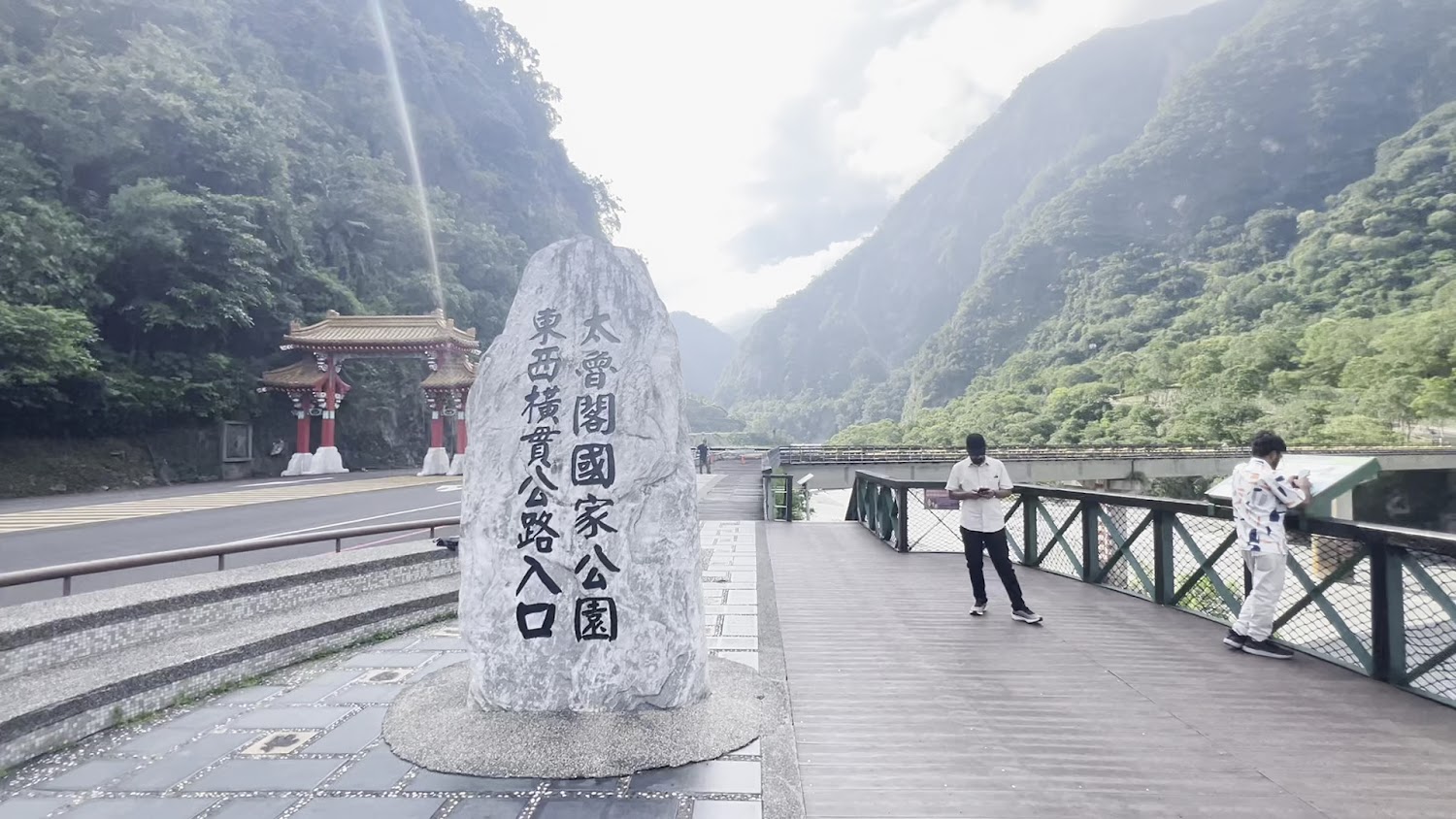 太魯閣牌樓石碑與山景
