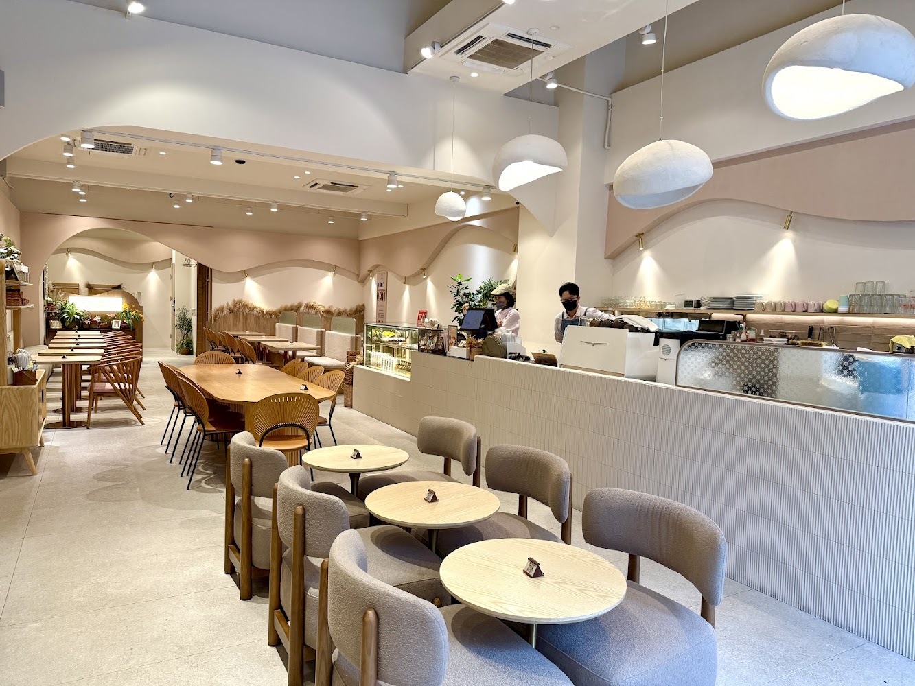 隅室咖啡餐廳美術店室內空間明亮現代有木質桌椅與櫃檯