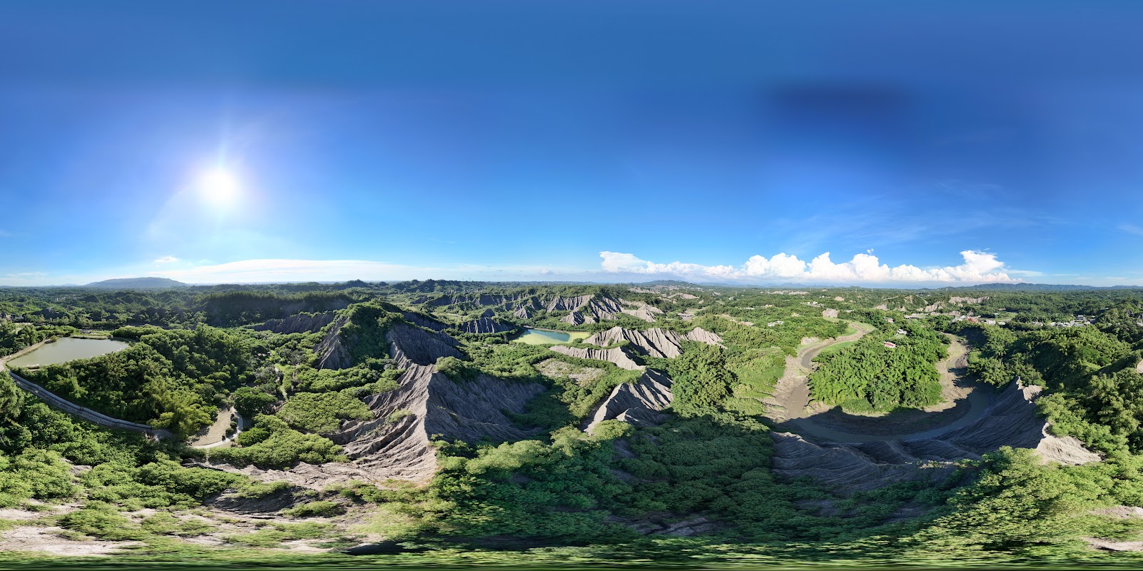 高雄田寮月世界地景公園360度鳥瞰全景，泥岩惡地與綠色植被交錯