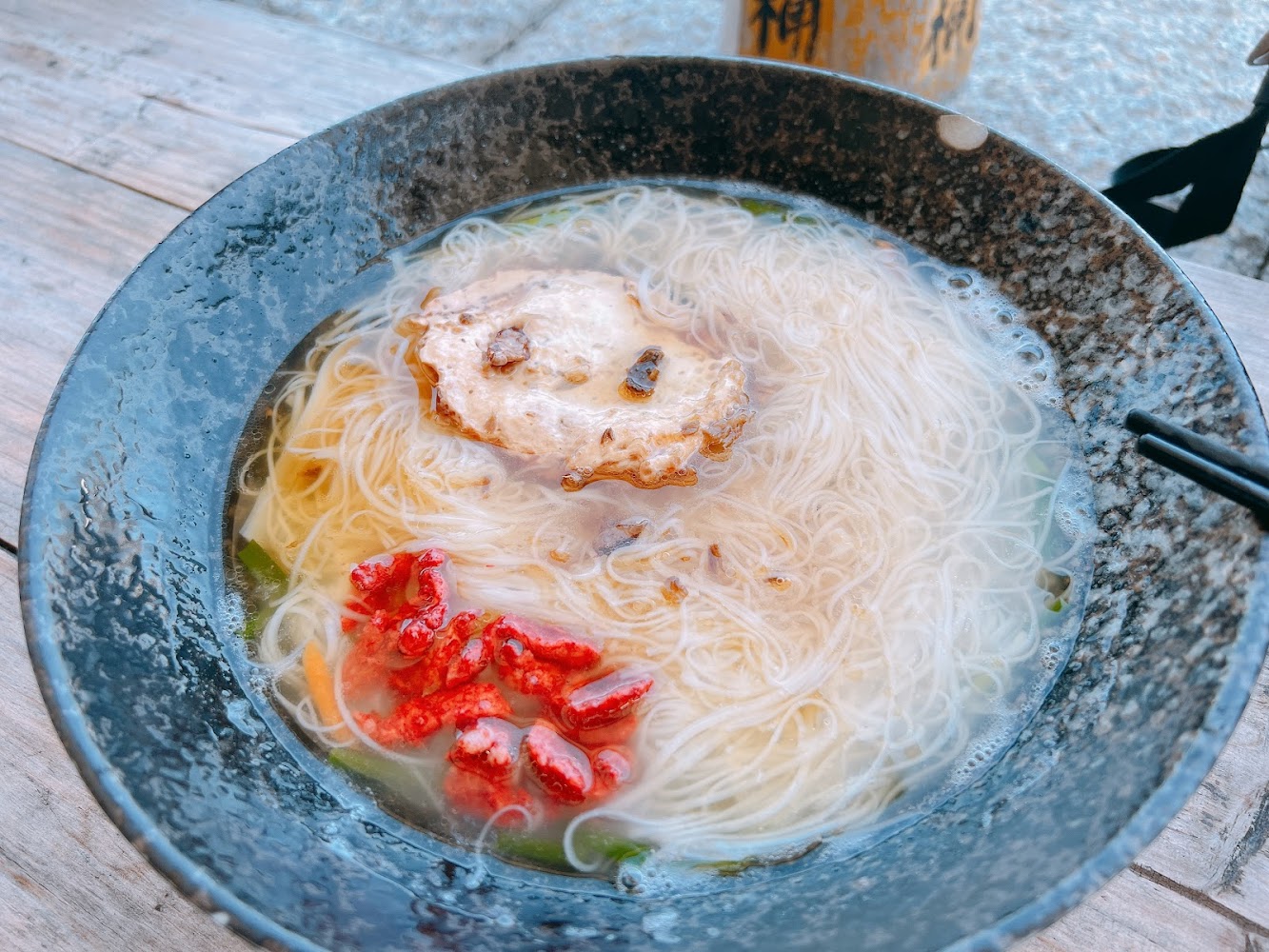 細麵線搭配肉片與枸杞的老酒麵線特寫