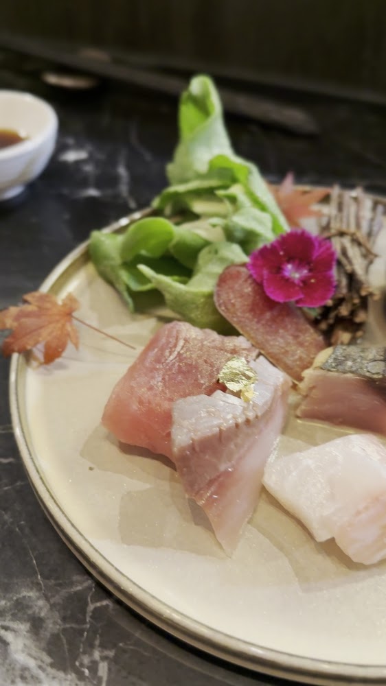 捌號厝精緻生魚片與金箔擺盤