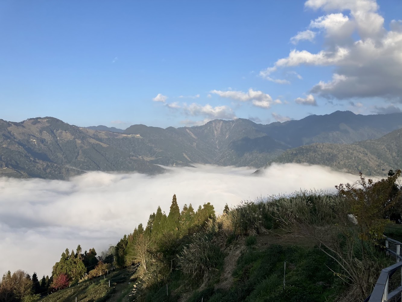 新竹五峰雲海景觀點山巒與雲海