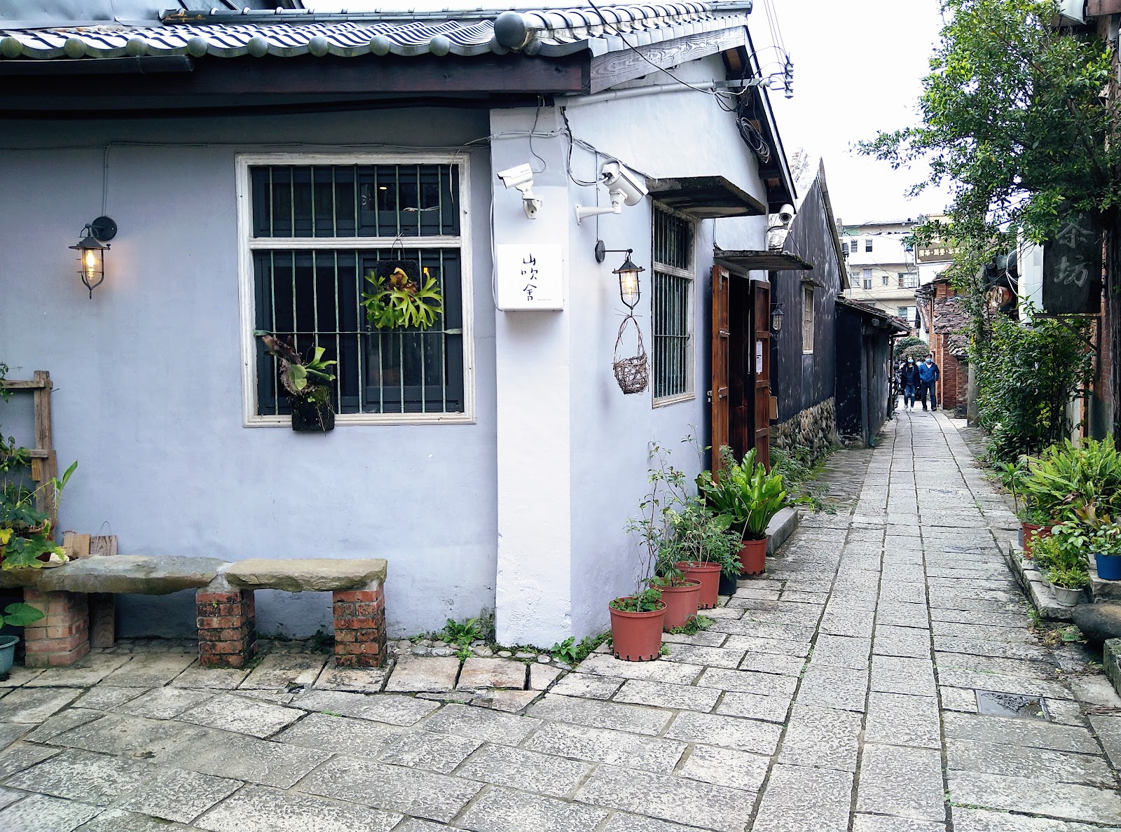北埔老街靜謐巷弄，灰藍色老建築