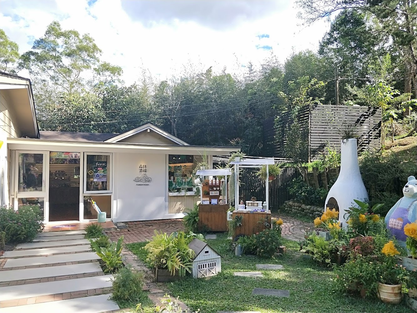 薰衣草森林新竹尖石店森林中的小屋與前院市集感