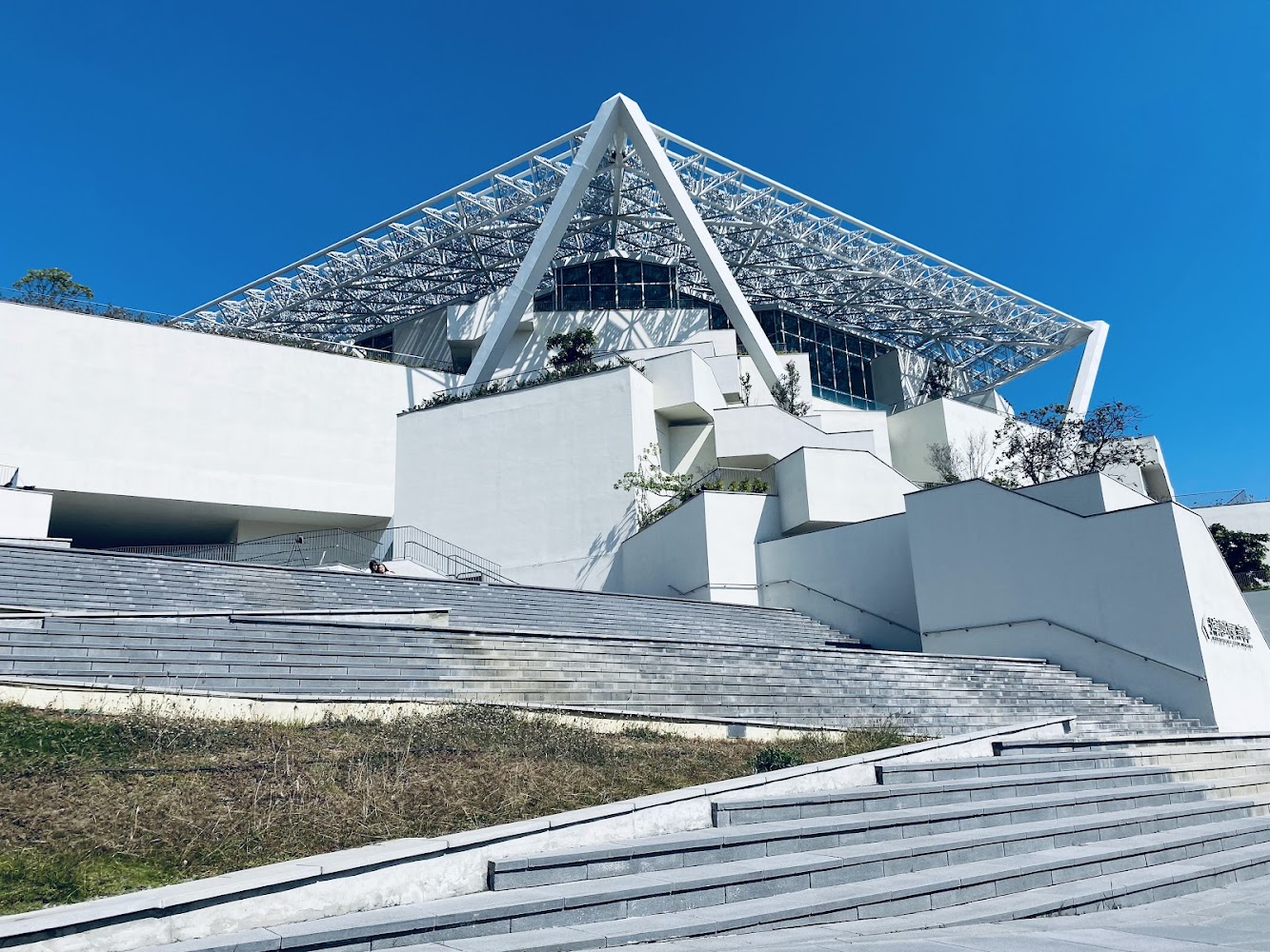 臺南市美術館二館外觀與幾何屋頂