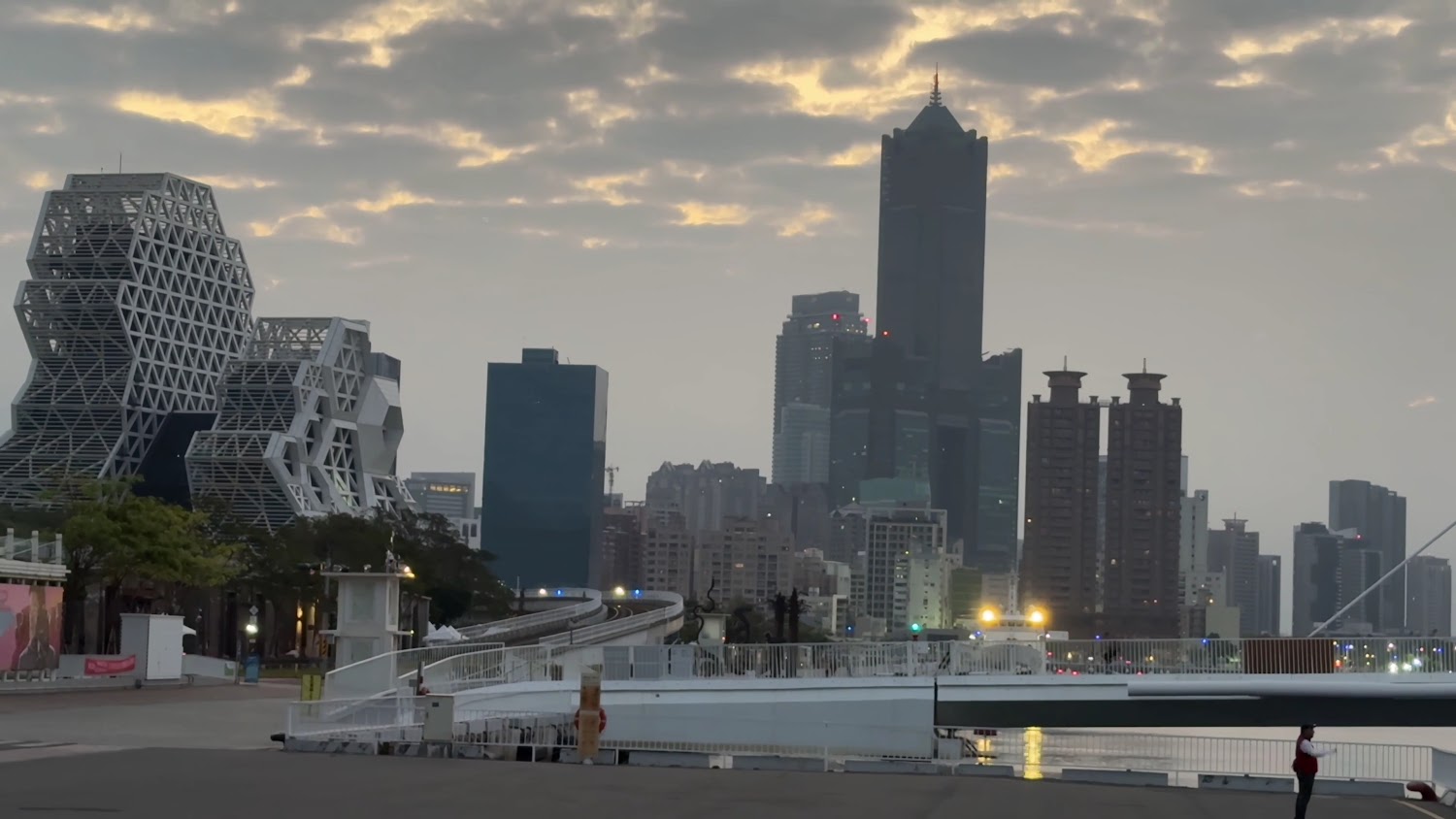 駁二塔周邊黃昏到夜景的港都天際線