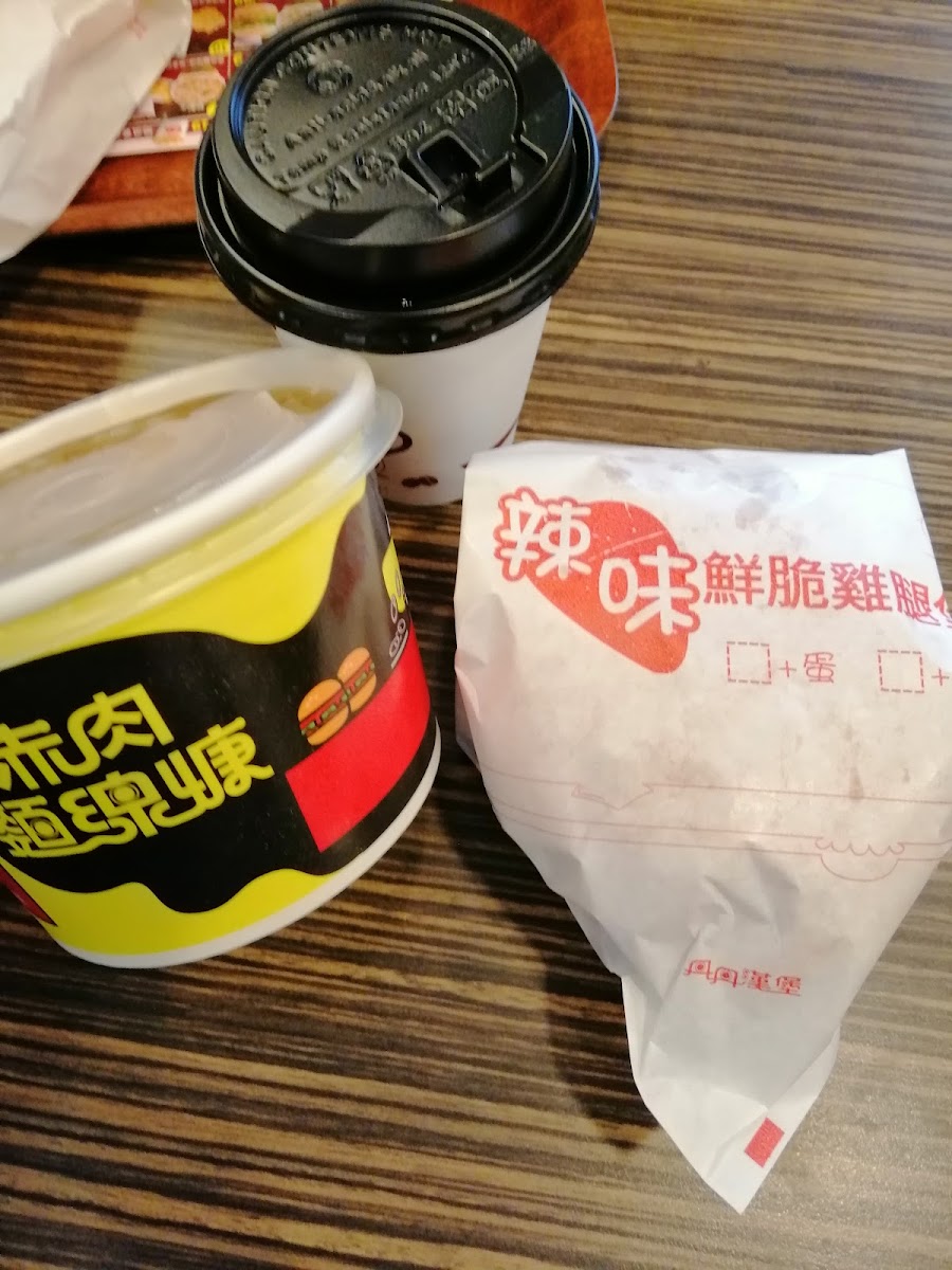 丹丹漢堡赤肉麵巢煨紙碗、熱咖啡、辣味鮮脆雞腿堡包裝袋