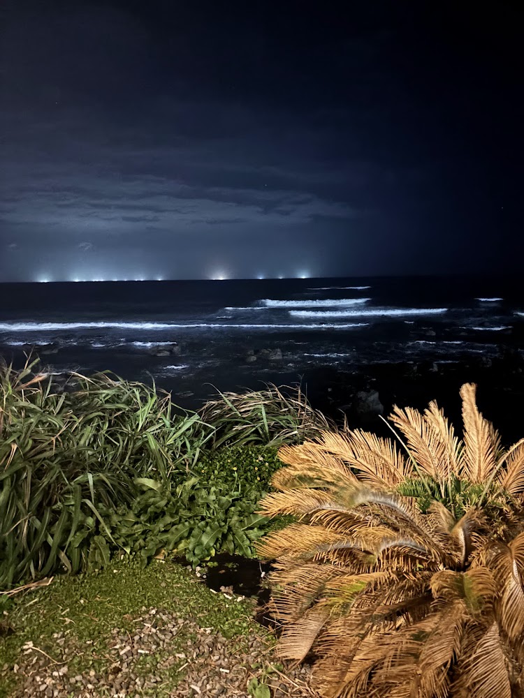 鹿邊咖啡面海戶外座位與夕暮海岸景色