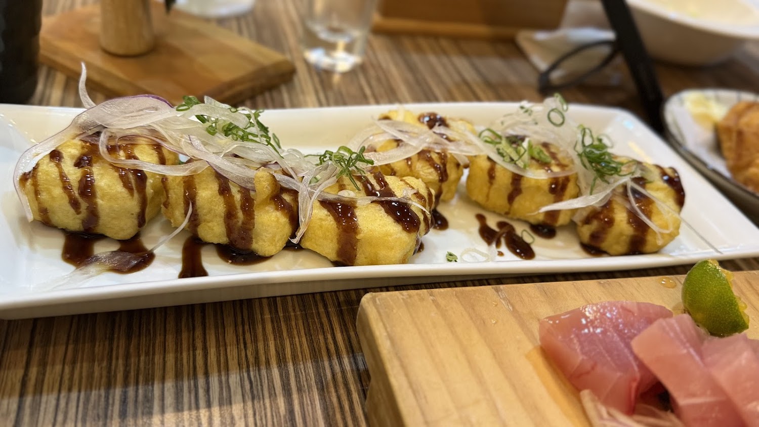 漁市大眾食堂炸豆腐與生魚片