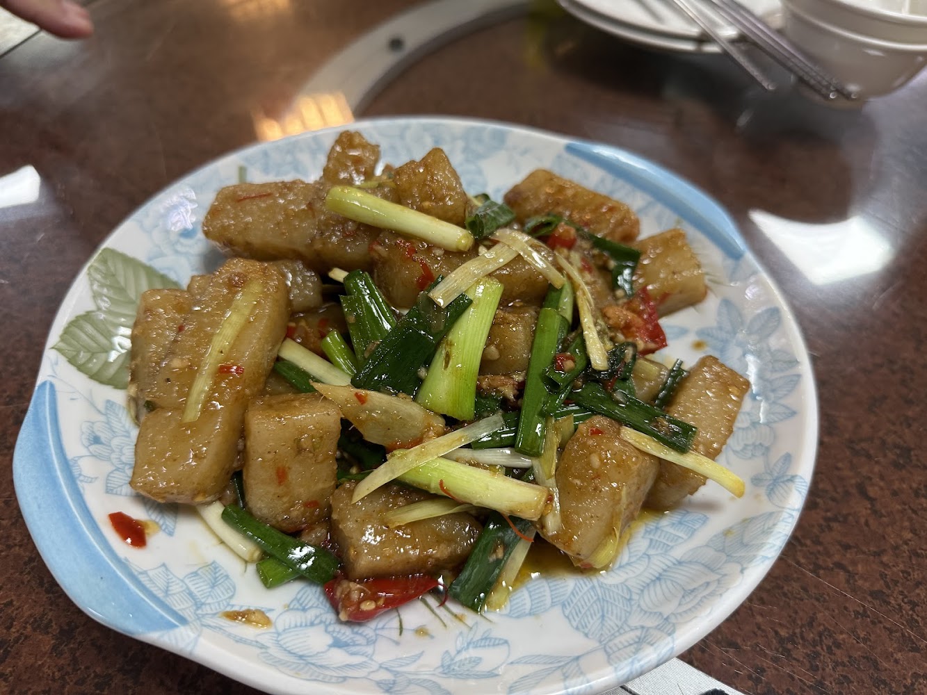 一盤炒蘿蔔糕，搭配蔥段和辣椒