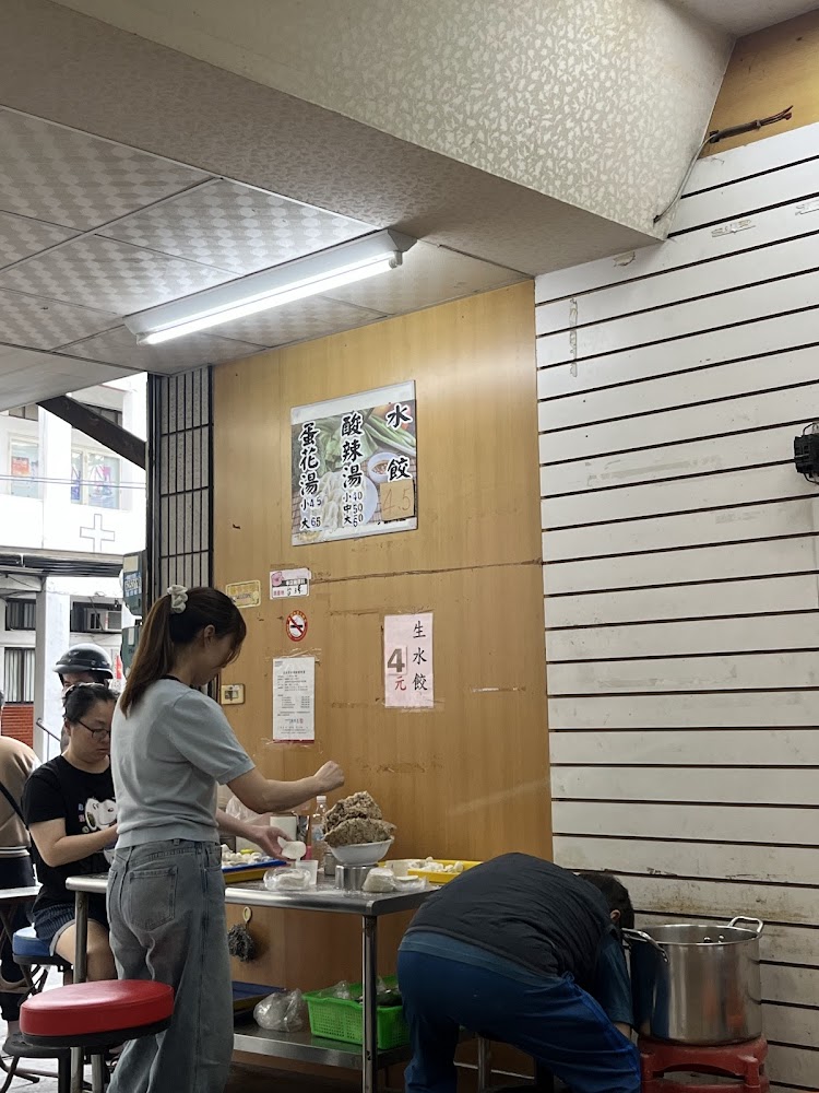 兩位工作人員在店內準備餃子
