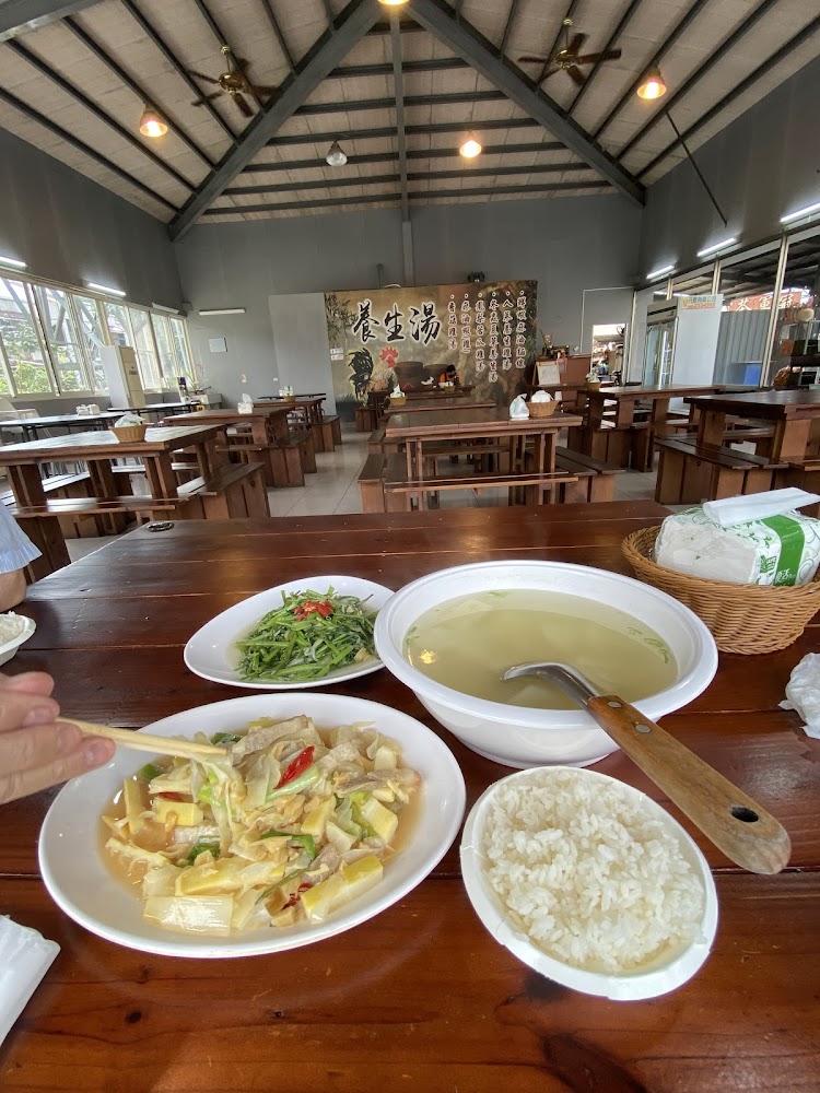 桌面上擺有多道台菜與白飯的用餐畫面