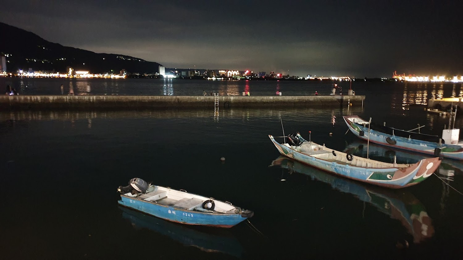 夜晚港口與淡水河岸休憩風景