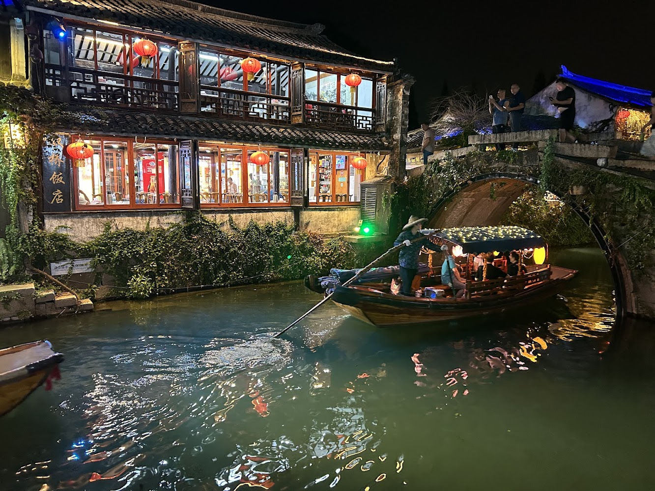 古色古香的河道與木船,展現江南水鄉夜景風情