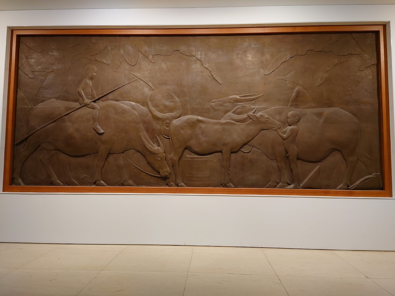 高雄市立美術館浮雕作品與鄉村場景