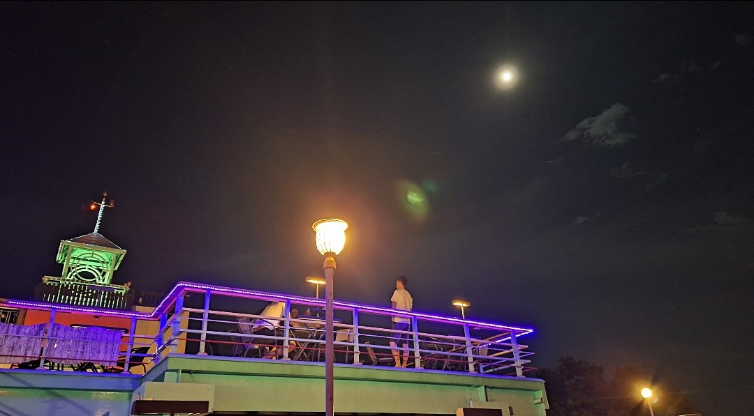 屋頂露台夜景休息區與月亮