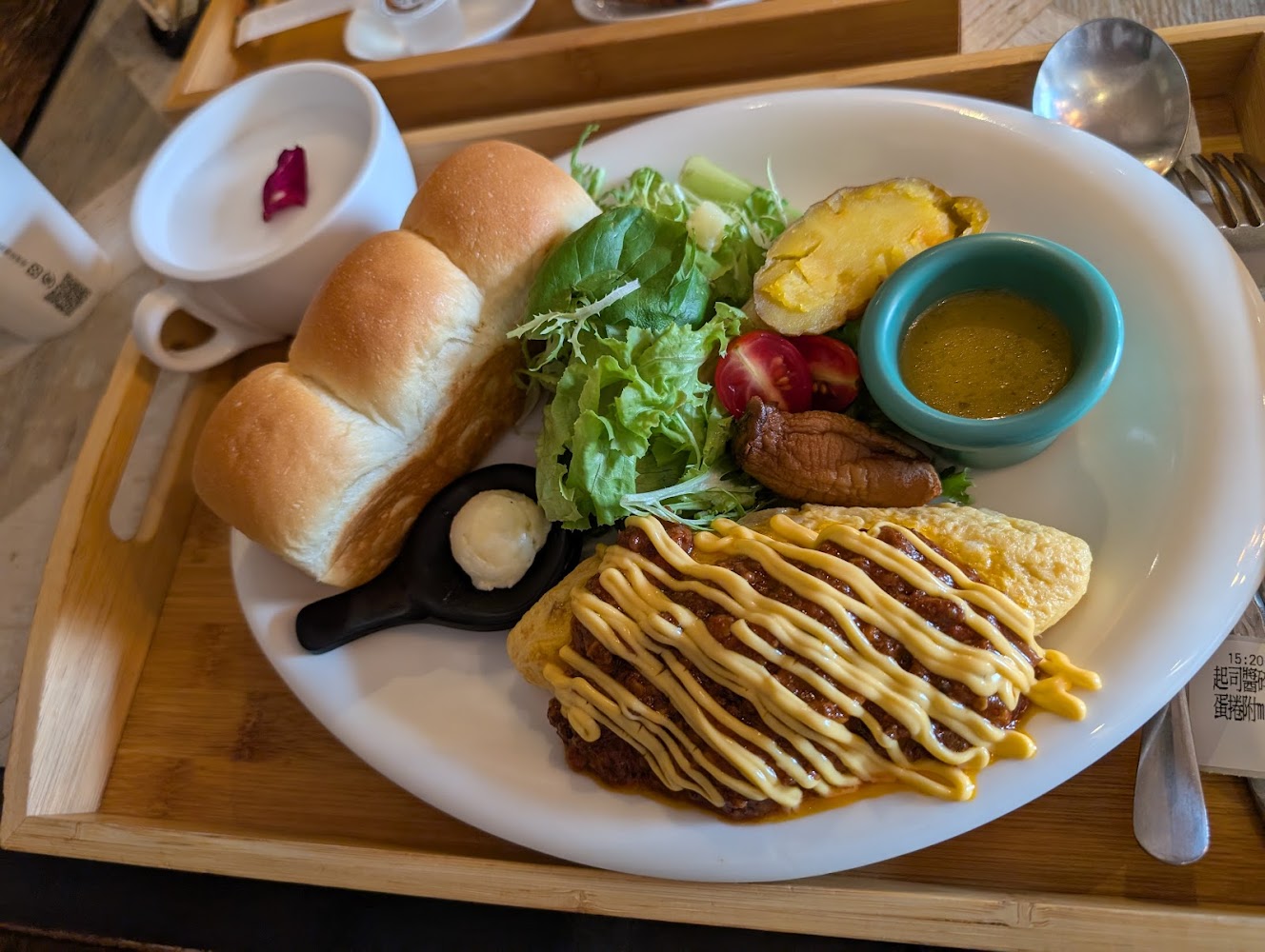 多一點咖啡歐姆蛋餐包沙拉與白色飲品套餐