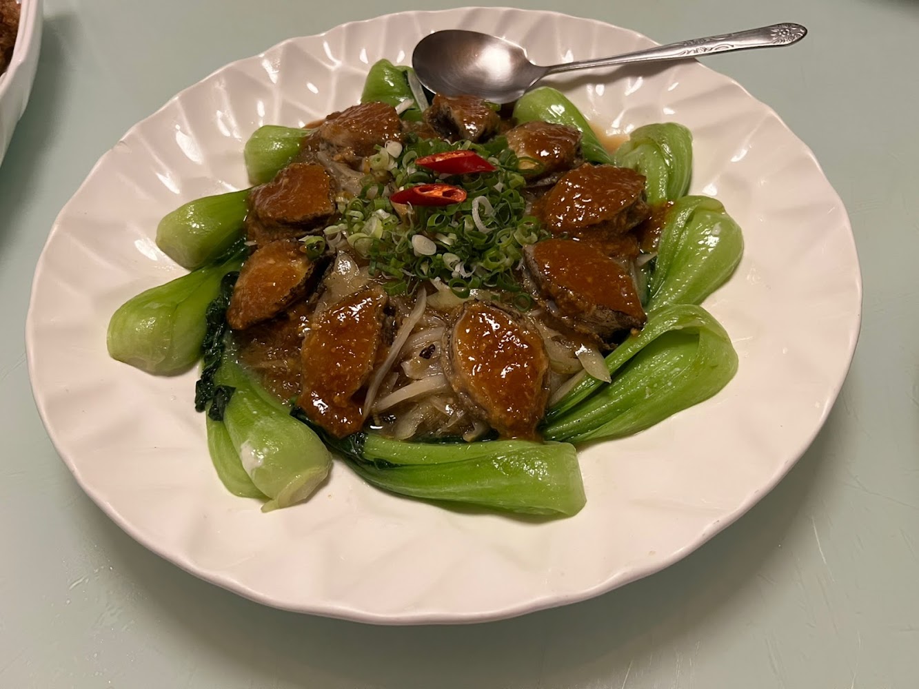 中式主菜搭配青江菜與醬汁