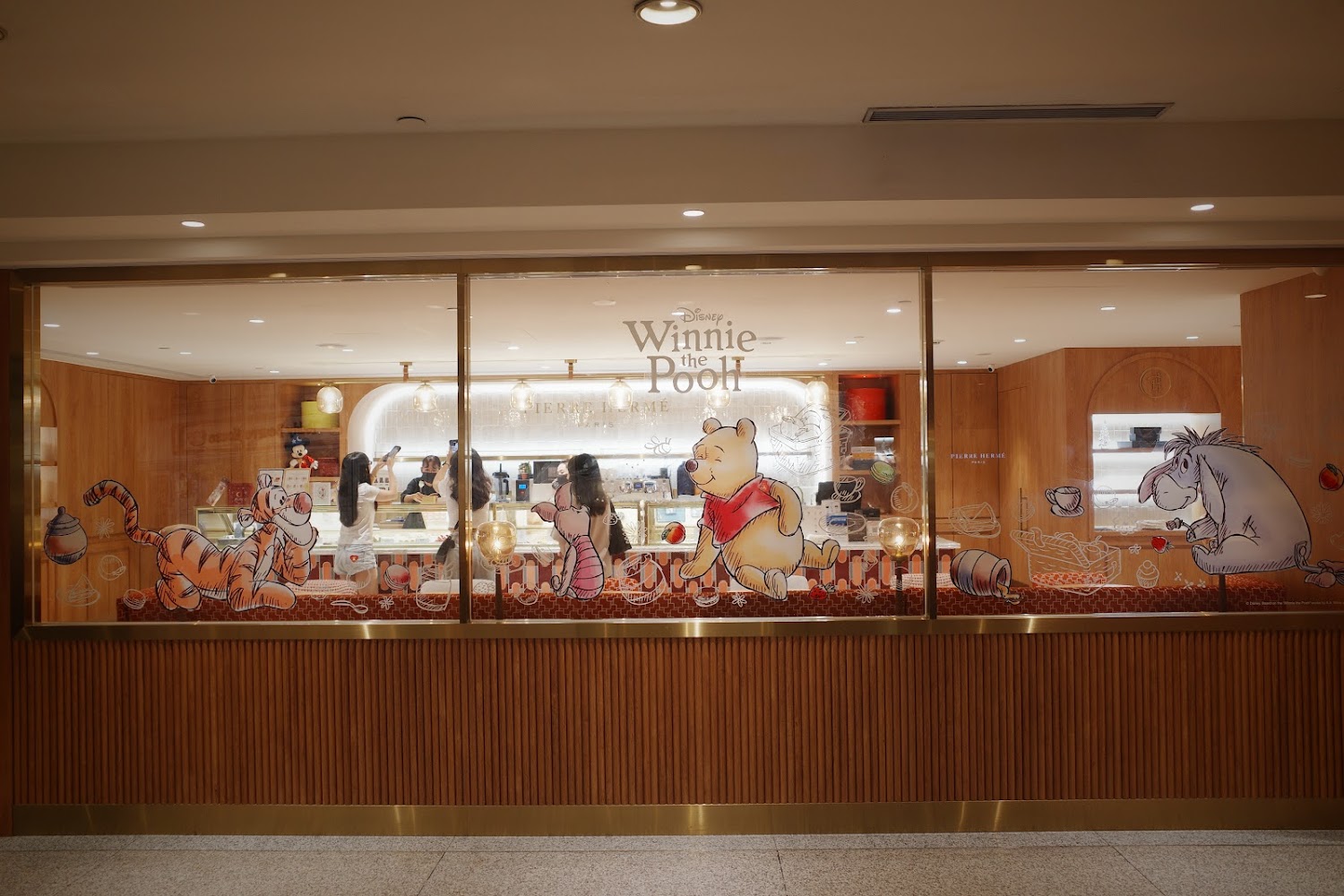 以小熊維尼為主題的甜點店裝飾，店內明亮溫馨
