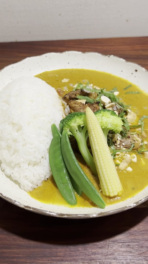 黃咖哩雞肉飯搭配白飯與花椰菜甜豆玉米筍