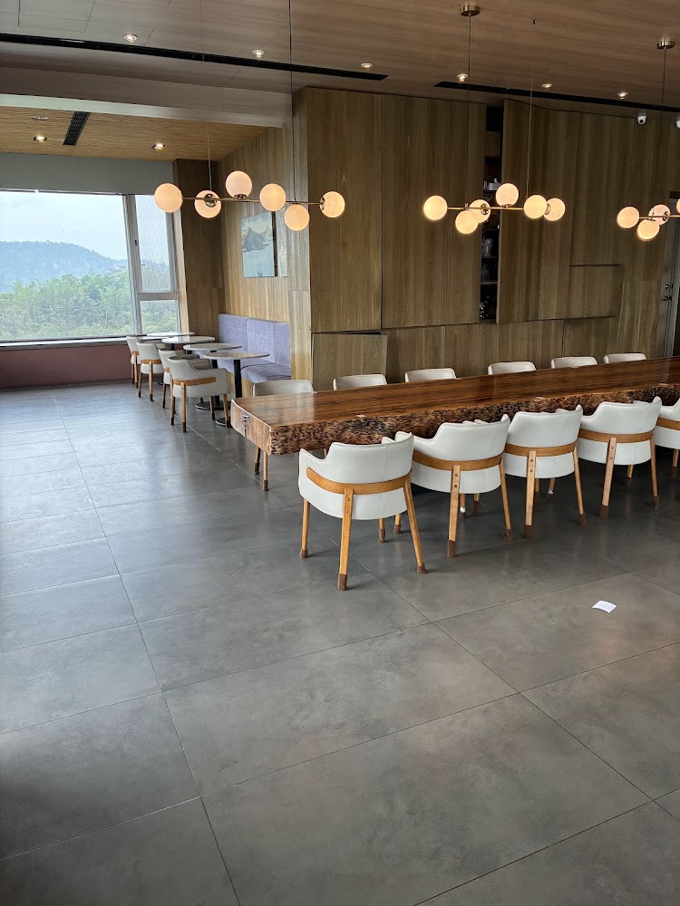 現代風格餐廳內有長木桌白色椅子與大片落地窗