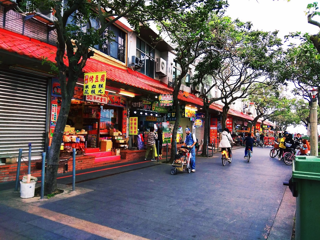 繁華的八里渡船頭老街街道景象