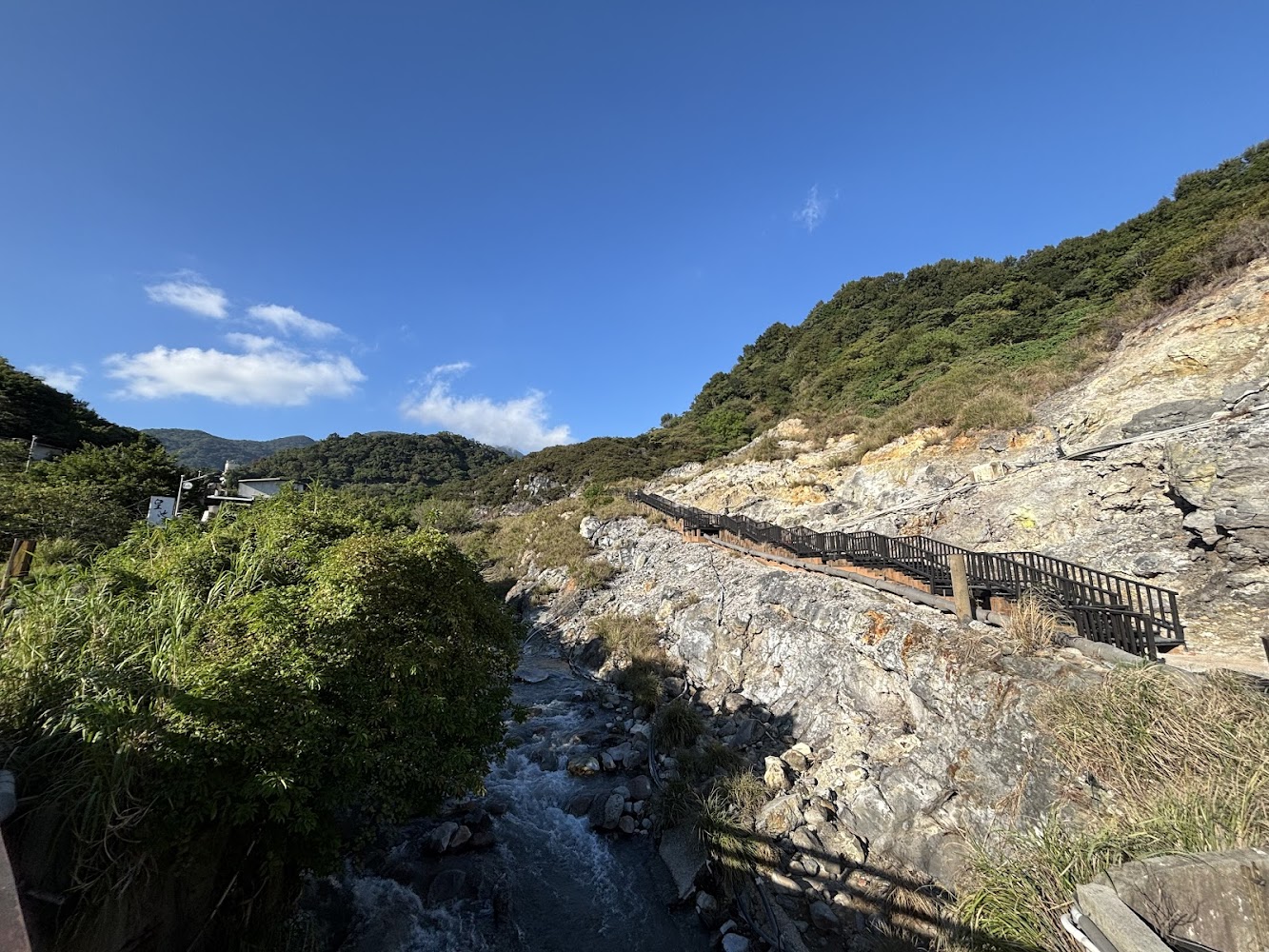 沿山木棧道與溪谷景色