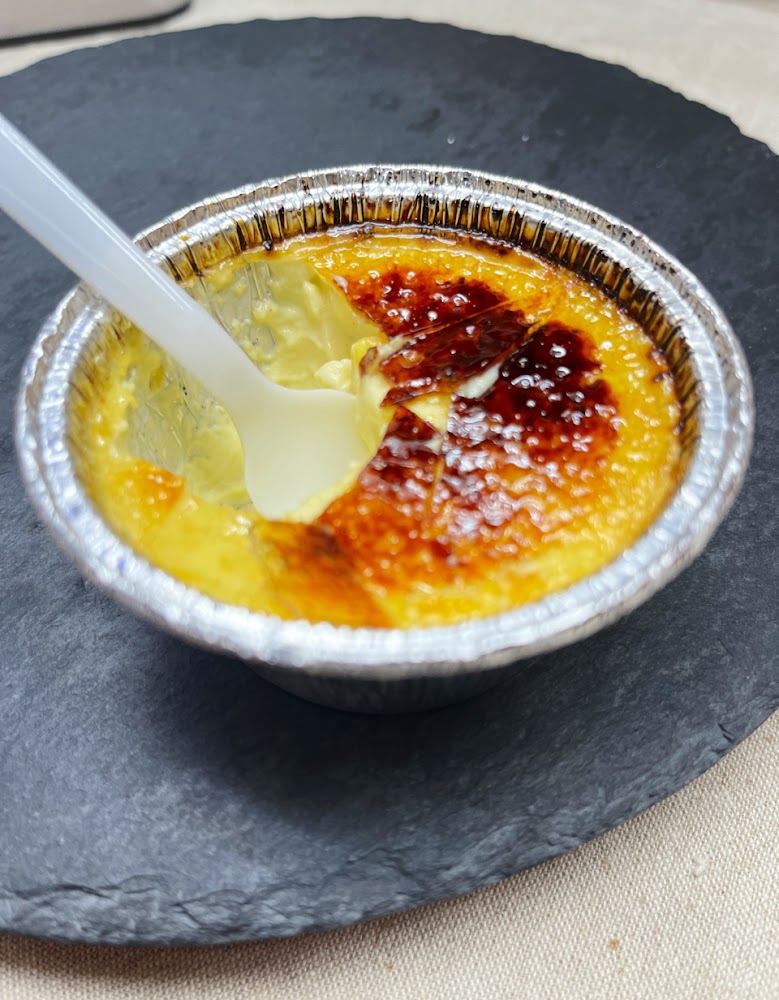 焦糖布蕾表面酥脆已挖開一口