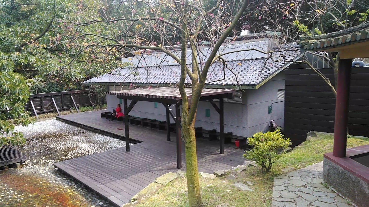 和風建築與池畔休憩空間