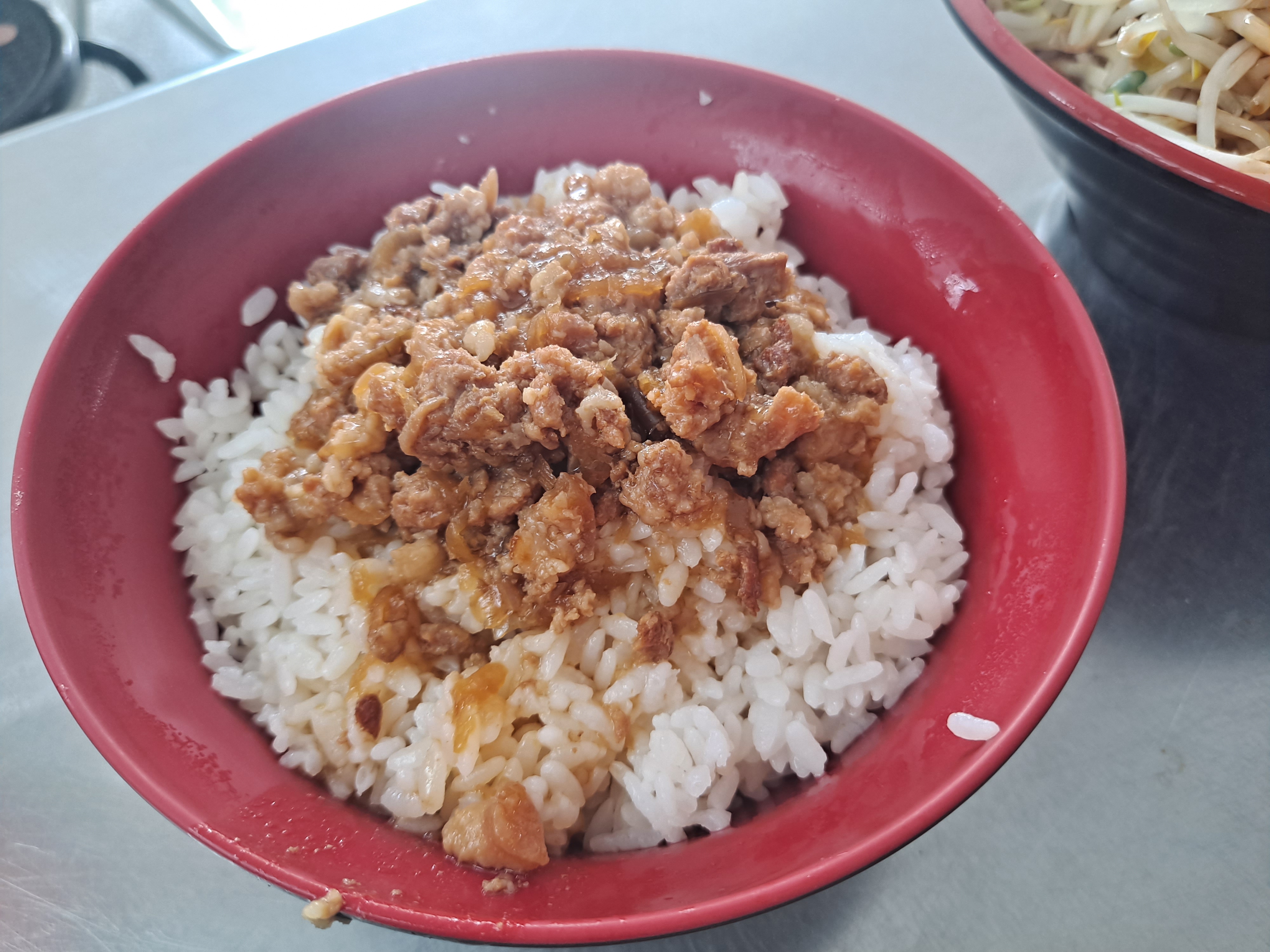 蕃薯庄小吃店滷肉飯近照