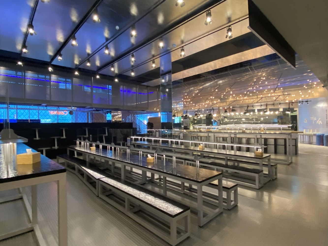現代化用餐空間寬敞，長桌長椅整齊排列。