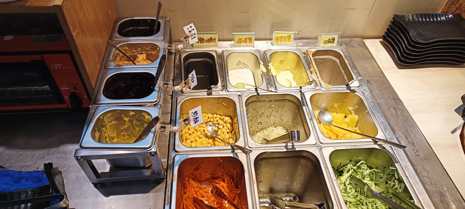 誠石火鍋西螺店醬料台另一角度，豆芽菜和蘿蔔絲等配料