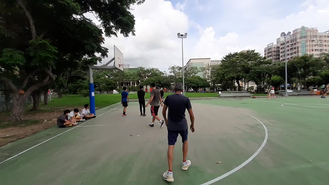 中興籃球場打球畫面