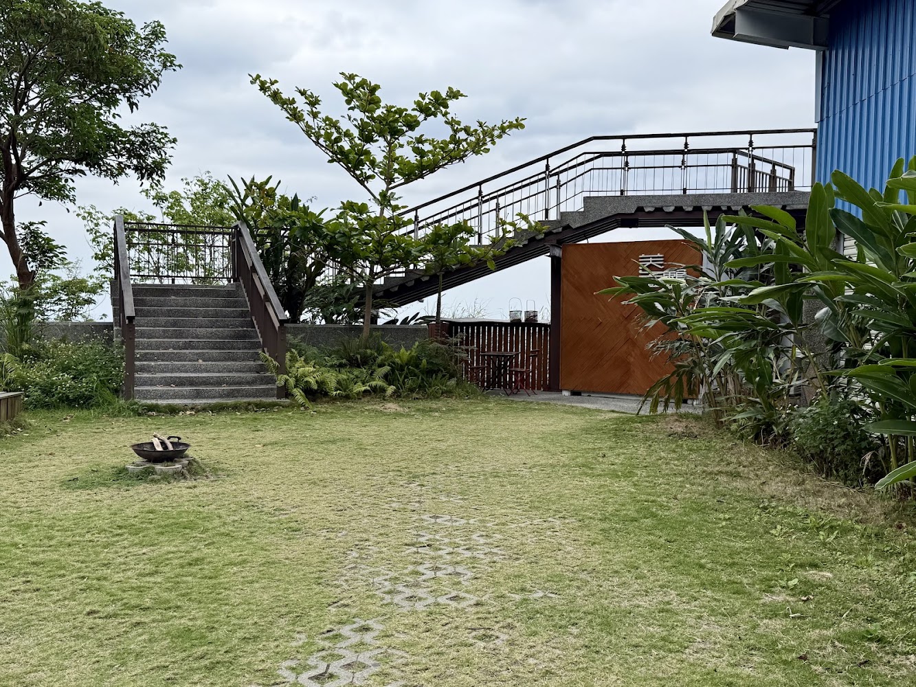 草地樓梯欄杆與藍色建築的戶外區域