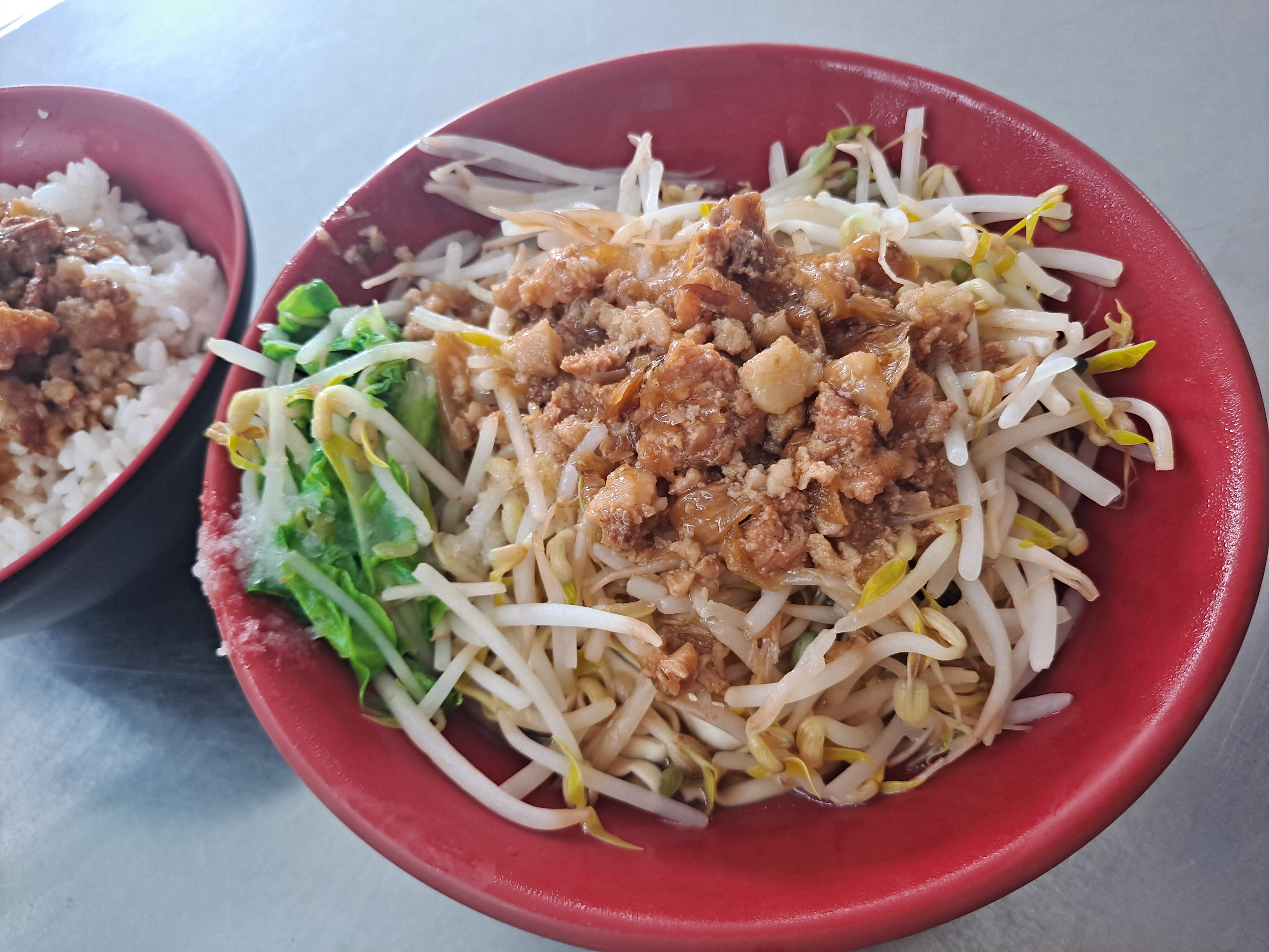 蕃薯庄小吃店的麵食與滷肉飯