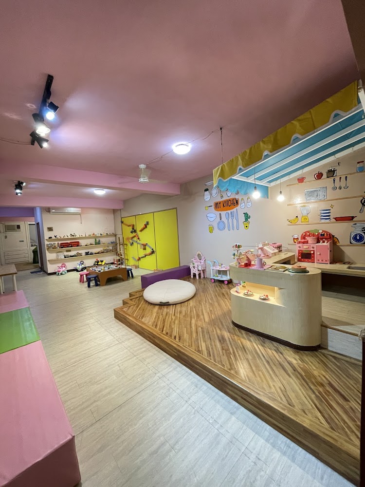 明亮兒童遊戲室有玩具廚房娃娃屋與小桌椅