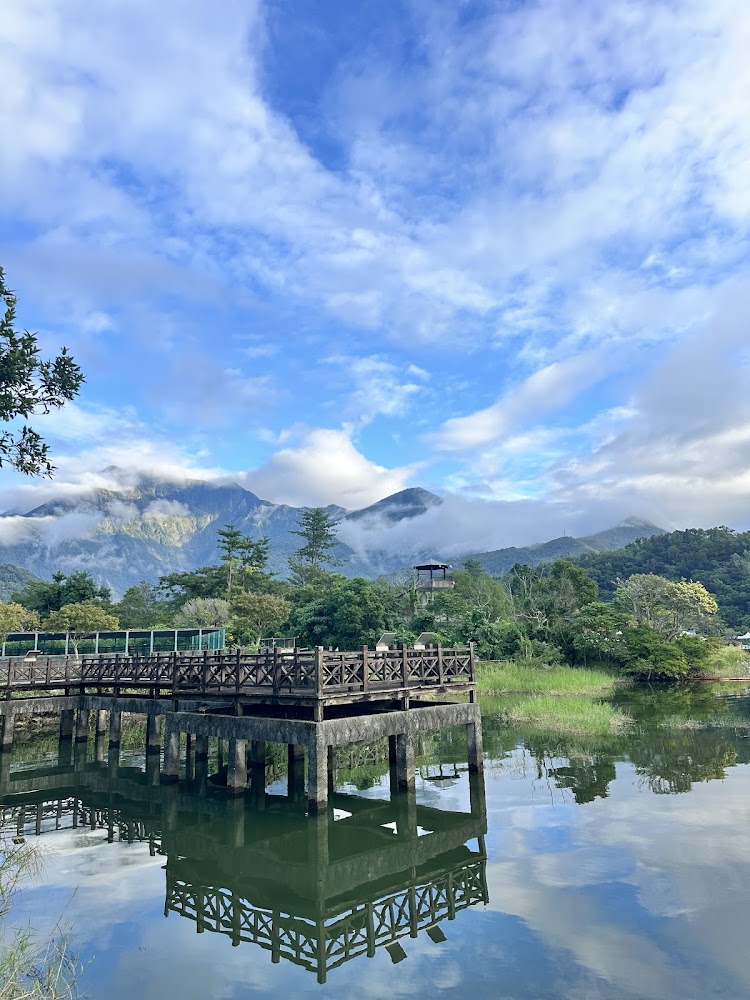 木造觀景台與池塘倒影的寧靜景色