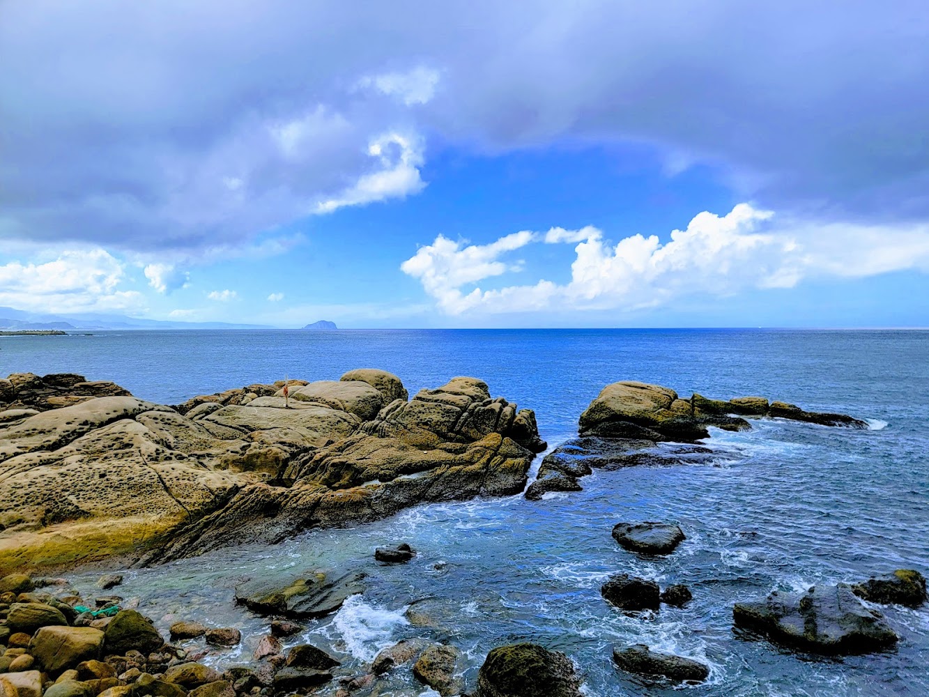 壯闊海岸岩石與藍色海洋構成東北角海景