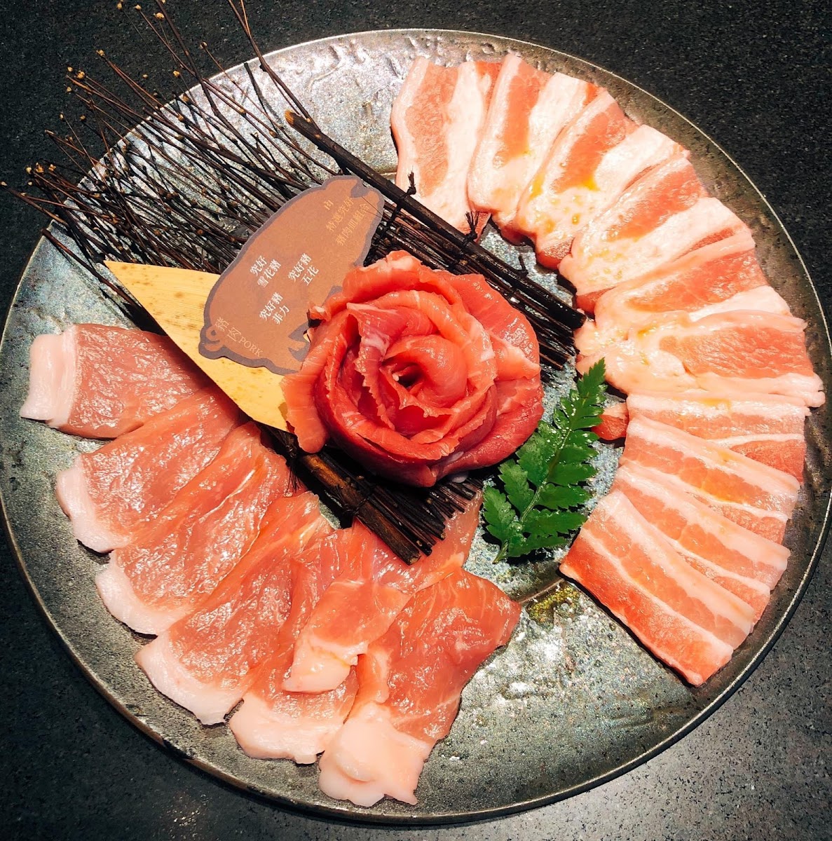 碳佐麻里精品燒肉高雄時代店鮭魚精美擺盤玫瑰花型鮭魚卷蕨葉裝飾