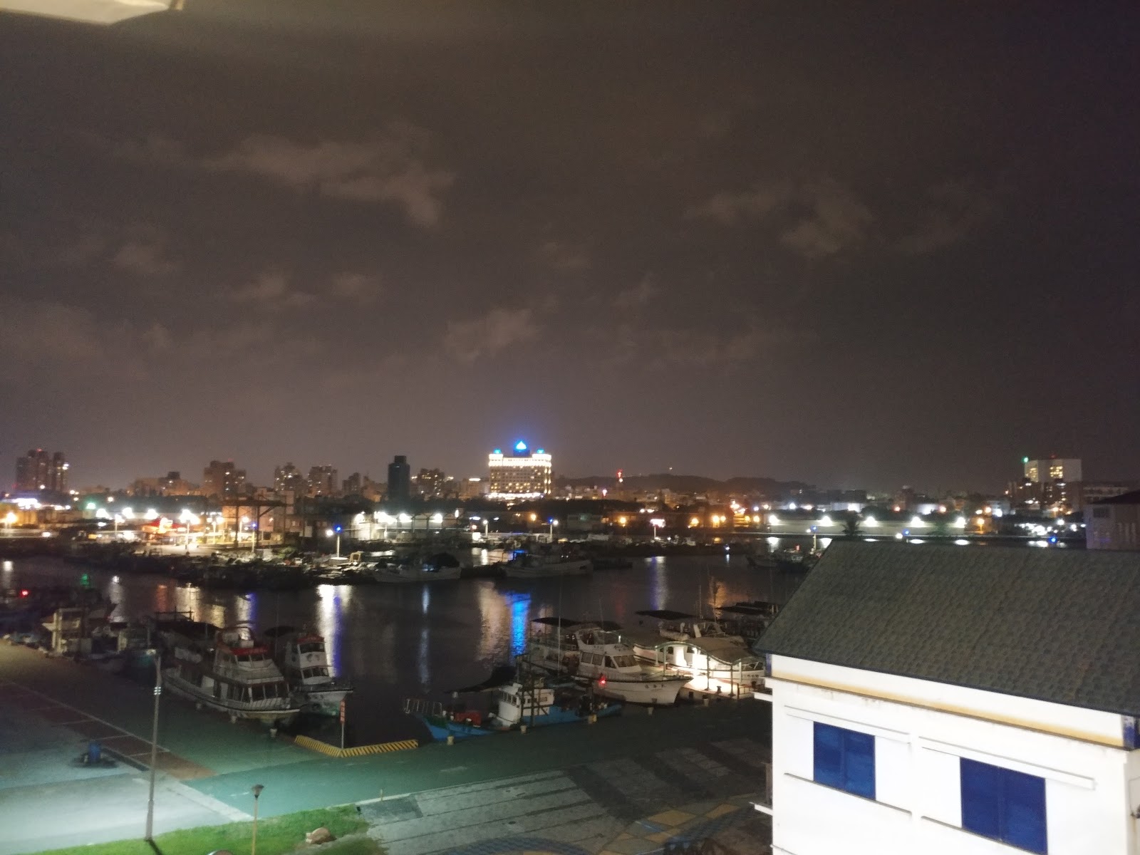 花蓮觀光漁港夜景，漁船，城市燈光倒映水面