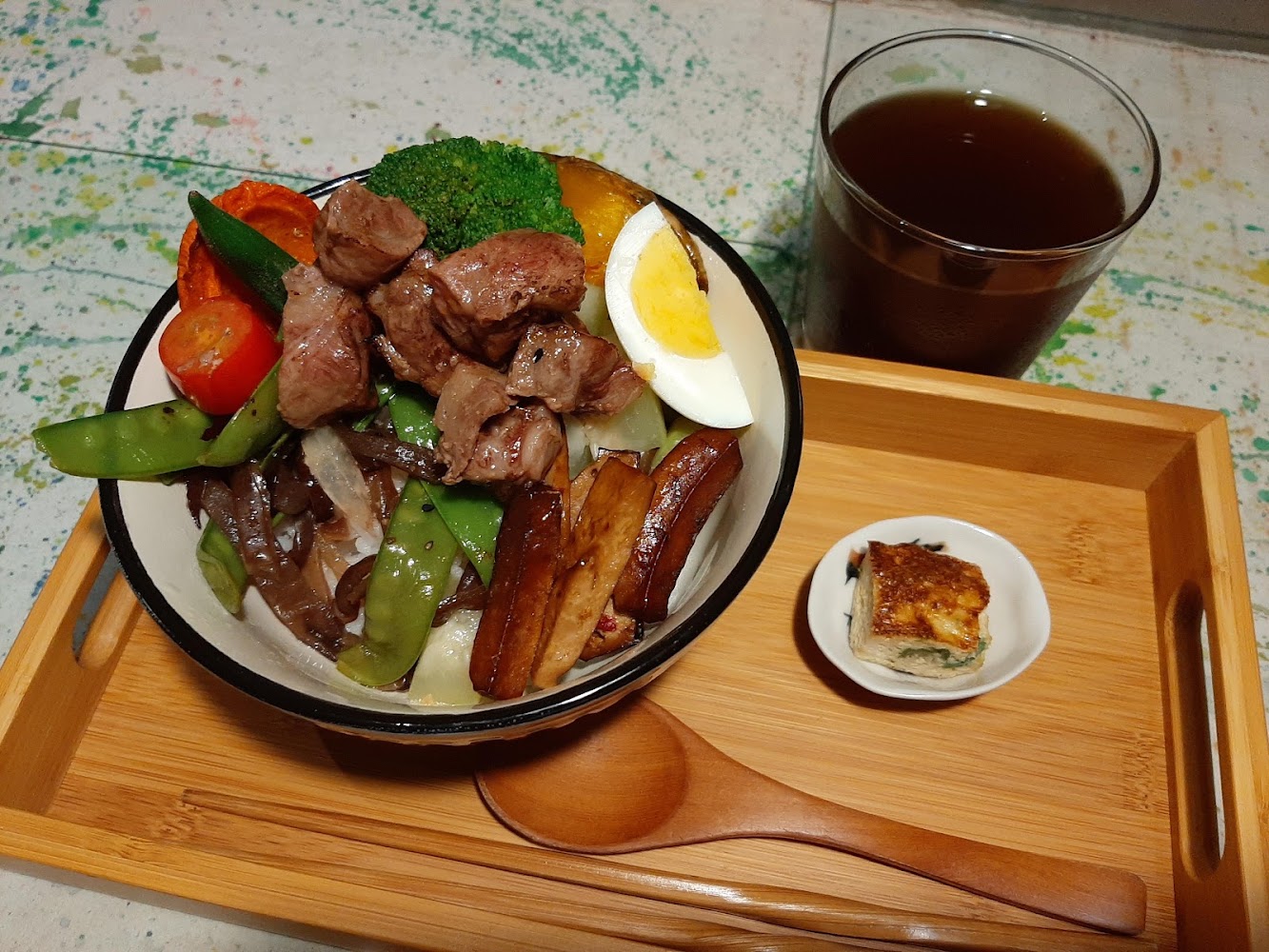 牛肉餐盤搭配蔬菜與蛋料理