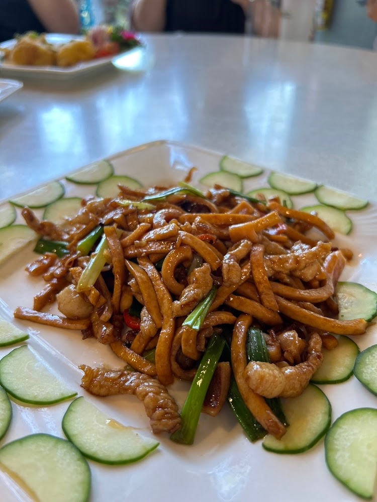 熱炒肉絲與蔬菜並以黃瓜片裝飾