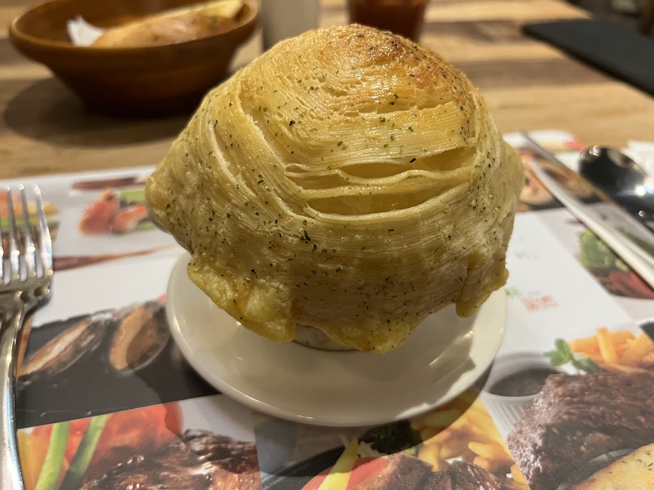 金黃色酥皮濃湯與餐具麵包