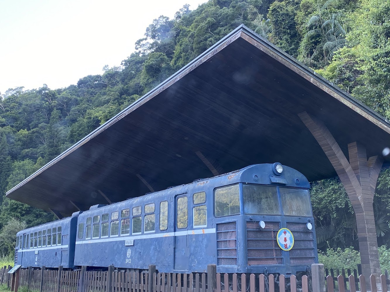 土場車站展示藍色老式火車與木棚架