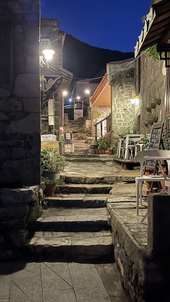 芹壁村石板階梯巷弄夜間燈光氛圍